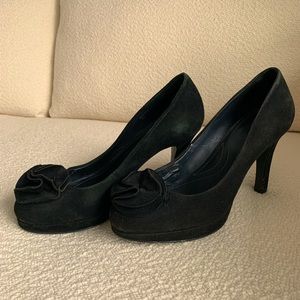 Tahari black suede pumps slight platform